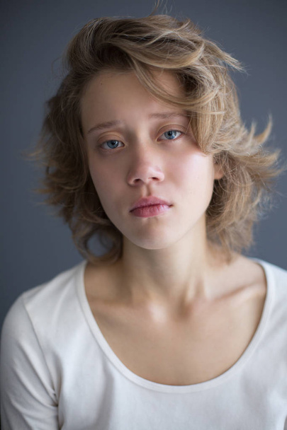 Портрет молодой расстроенной девушки, печально смотрящей в камеру изолированной
  - Фото, изображение
