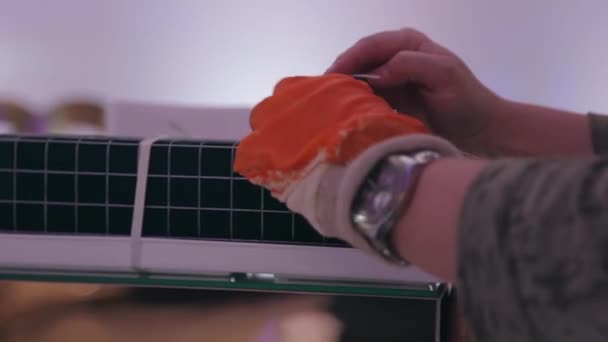 Detailní záběr ruky držící vlastní zámek plastový kabel - Záběry, video