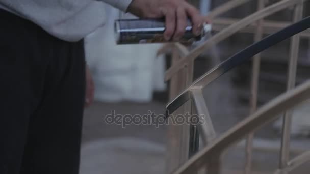 Ψεκασμού ζωγραφική χρυσό χρώμα στο φράχτη του εργαζομένου - Πλάνα, βίντεο
