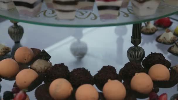 εσωτερικη γλυκό τραπέζι με περισσότερα κέικ - Πλάνα, βίντεο
