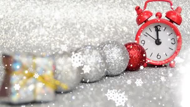 wieczoru czerwony zegar odliczanie 10 sekund do północy, szczęśliwego nowego roku  - Materiał filmowy, wideo