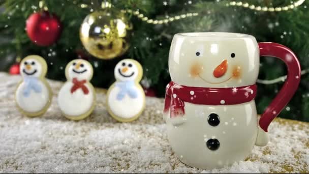 Cookies «Χιονάνθρωποι» στο φόντο ενός χριστουγεννιάτικου δέντρου. «Χιόνι» εφέ βίντεο.  - Πλάνα, βίντεο