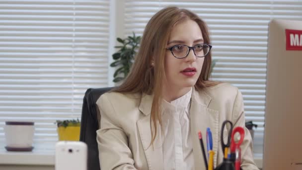 Business woman expressing frustration at work. 4K - Filmati, video