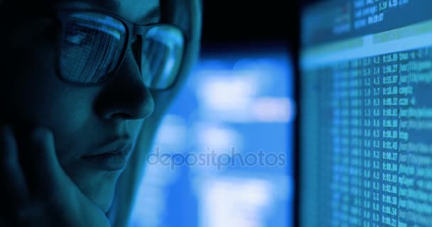 γυναίκα σε εργασία με τον υπολογιστή, hacking και τη γραφή. Οθόνη του υπολογιστή και κωδικός αντικατοπτρίζεται στην Γυναικεία γυαλιά. - Πλάνα, βίντεο