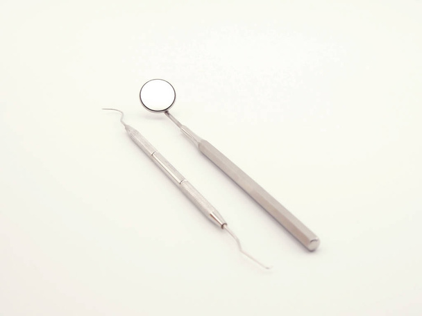 tandheelkundige basisuitrusting op witte achtergrond - Foto, afbeelding