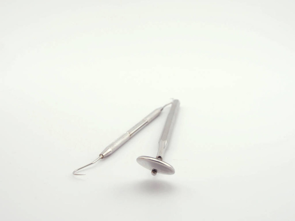 podstawowy sprzęt dentystyczny na białym tle - Zdjęcie, obraz