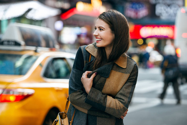 Happy woman enjoy the walk on winter time on New York City street and doing Chrismas shooping - Valokuva, kuva