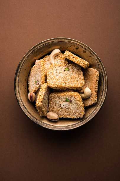 Gajak o til papdi o patti es un pastel dulce seco hecho de semillas de sésamo, nueces molidas y jaggery, consumido en invierno indio, especialmente durante el festival Makar Sankranti el 14 de enero.
 - Foto, imagen