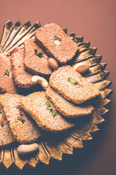 Gajak or til papdi or patti is a dry sweet cake - made of sesame seeds, ground nuts and jaggery, consumed in indian winter especially during Makar Sankranti festival on 14th january - Foto, immagini