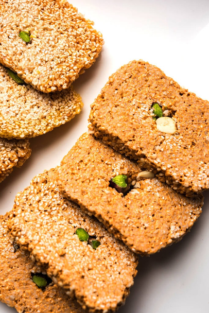 Gajak o til papdi o patti es un pastel dulce seco hecho de semillas de sésamo, nueces molidas y jaggery, consumido en invierno indio, especialmente durante el festival Makar Sankranti el 14 de enero.
 - Foto, imagen