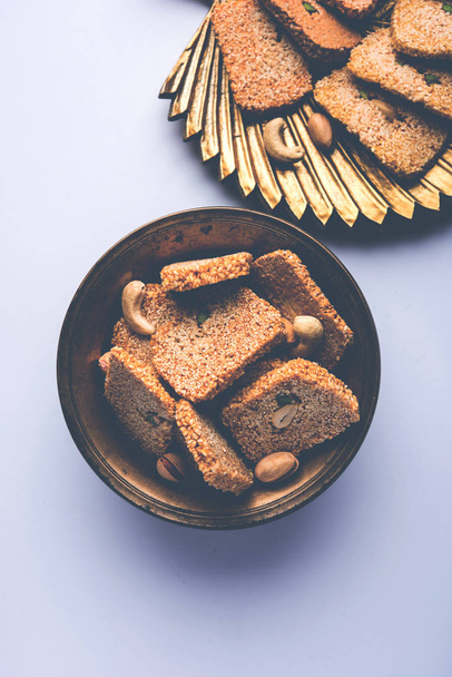 Il gajak o fino a papdi o patti è una torta dolce secca fatta di semi di sesamo, arachidi e jaggery, consumata in inverno indiano soprattutto durante la festa Makar Sankranti il 14 gennaio.
 - Foto, immagini
