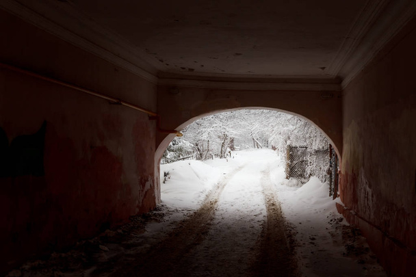 Wegbeschreibung zum Innenhof im Winter - Foto, Bild