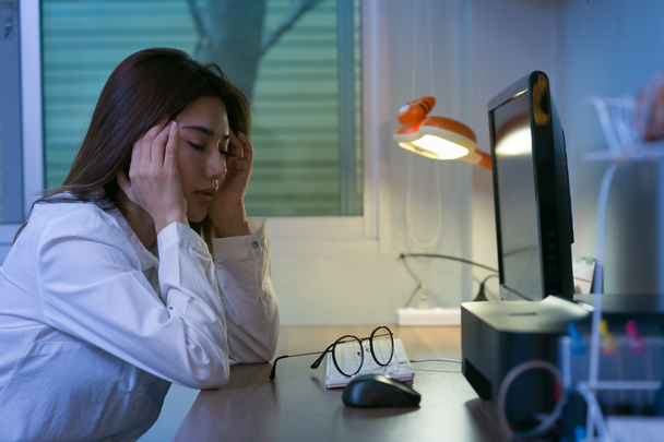 Νέοι επαγγελματίες κουρασμένος πονοκέφαλο γυναίκα κάθεται στο υπολογιστή στο workp - Φωτογραφία, εικόνα