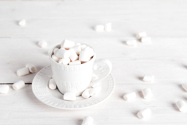 White cup with marshmallows. - Fotoğraf, Görsel