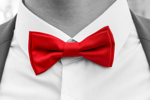 Czerwony krawat na szyi mężczyzny, czarno-białe zdjęcie z kolorowym elementem - Zdjęcie, obraz