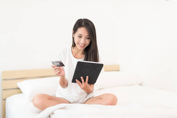 Woman using tablet comupter for online shopping - Foto, afbeelding