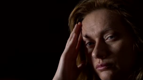 Крупный план, грустная женщина с головной болью на темном фоне. 4k, slow motion
 - Кадры, видео