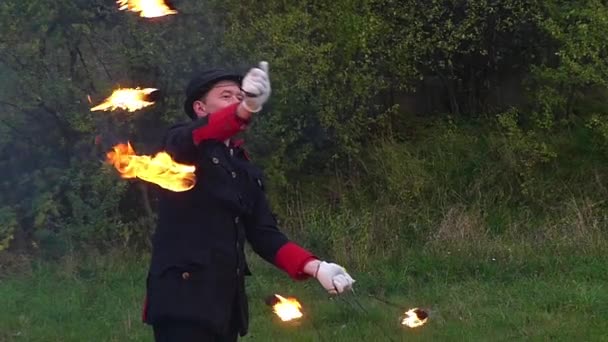 Jonge jongleur wendingen twee Metal Fans met vlam rond zichzelf in Slo-Mo. het is magie - Video