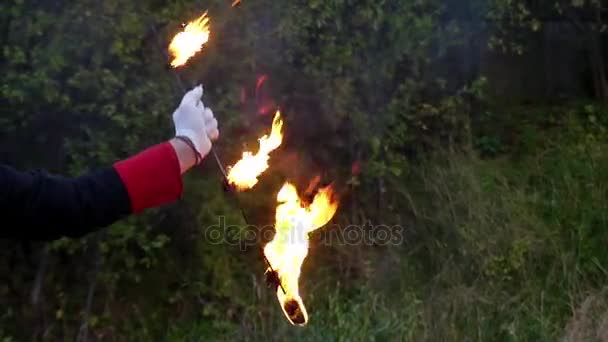 Young Man draait twee Metal Fans met vlam rond zichzelf in Slo-Mo. het is magie - Video