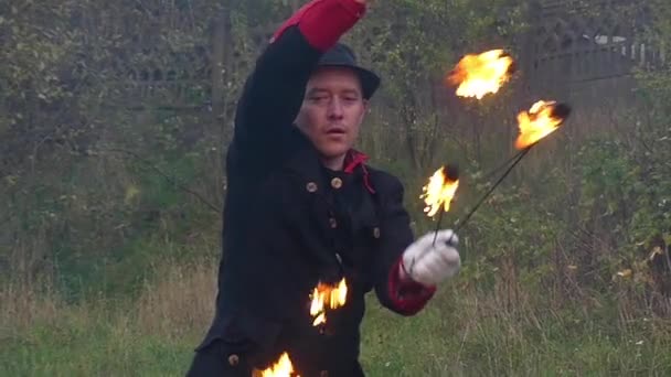 Άνθρωπος φωτιά ανατροπές δύο αναμμένα ανεμιστήρες γύρω από τον εαυτό του σε εξωτερικούς χώρους σε Slo-Mo για το φθινόπωρο - Πλάνα, βίντεο