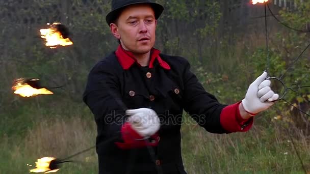 Νέος άνθρωπος γυρίζει δύο μέταλλο ανεμιστήρες με φλόγα γύρω από τον εαυτό του στο Slo-Mo. είναι μαγεία - Πλάνα, βίντεο