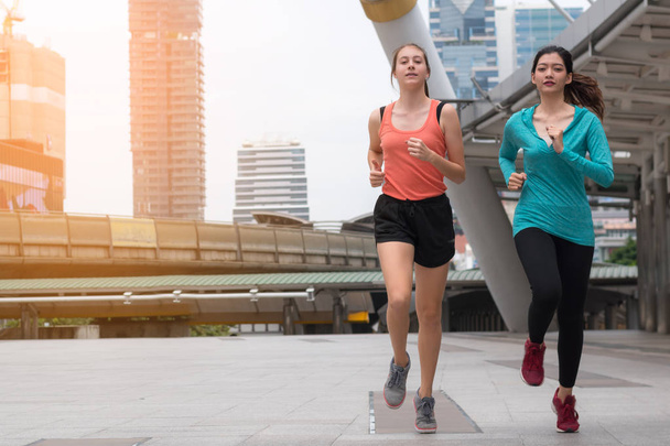 pojęcie zdrowego szkolenia: kobiety biegacza jogging ćwiczenia odkryty - Zdjęcie, obraz