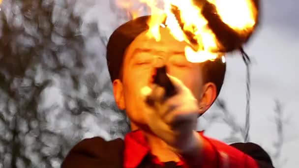 Požární muž otočí dvě ohnivé koule se spoustou Sparkes v lese v Slo-Mo - Záběry, video