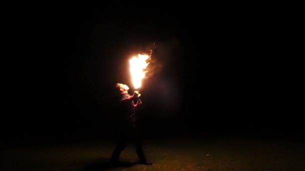 Fiatal varázsló fúj az ő két fáklyák és kap magas tűz éjjel Slo-Mo - Felvétel, videó