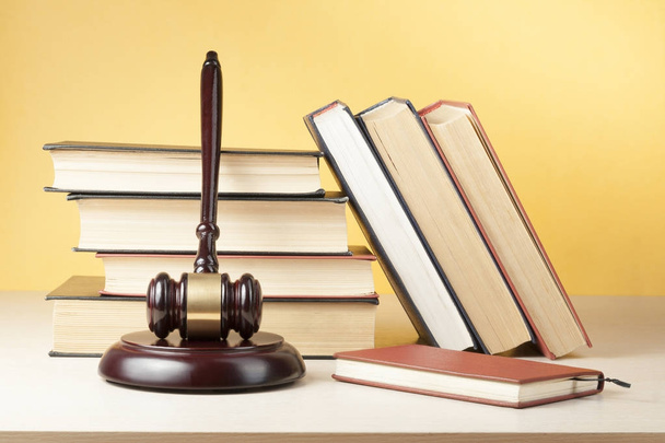 Concepto de ley. Libro con jueces de madera martillo en la mesa en una sala de tribunal u oficina de aplicación de la ley
. - Foto, Imagen