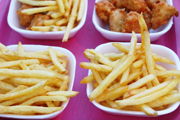 Franse frietjes is heerlijk in de markt - Foto, afbeelding