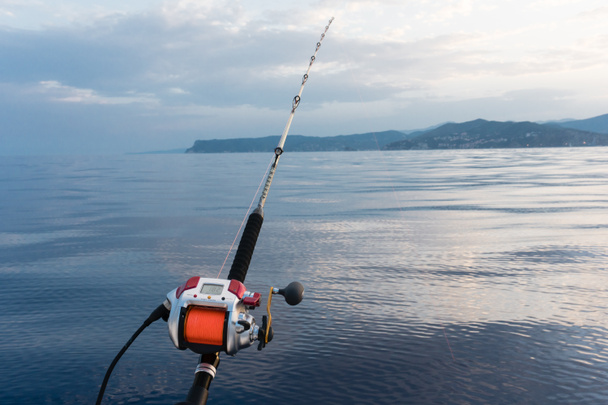 elektrický rybářský naviják na prut s mořem v poza - Fotografie, Obrázek
