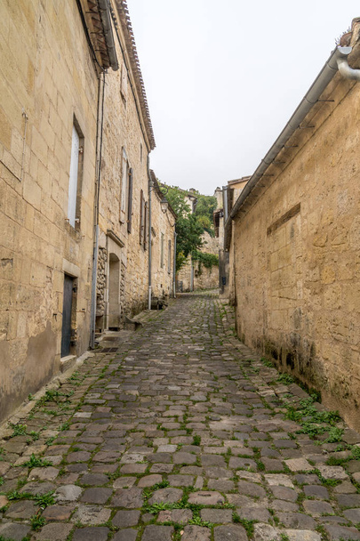 oude straat gemaakt van steen met de naam Rue de la Port Saint-Martin,  - Foto, afbeelding