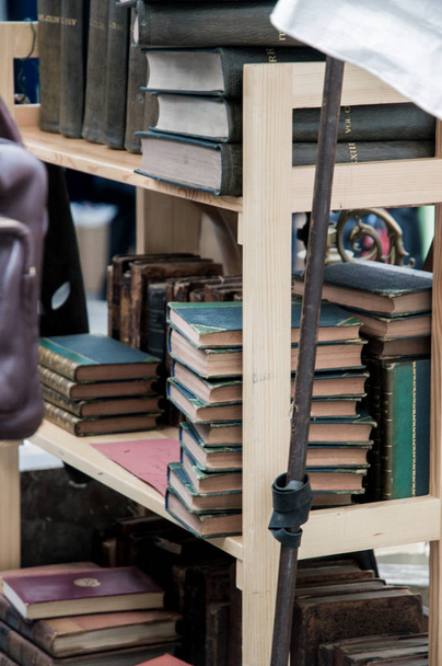 Estantería con libros antiguos en un puesto en Portobello Road
 - Foto, Imagen