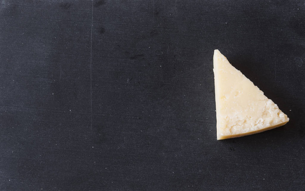 Geraspte Parmezaanse kaas en rasp op houten achtergrond - Foto, afbeelding
