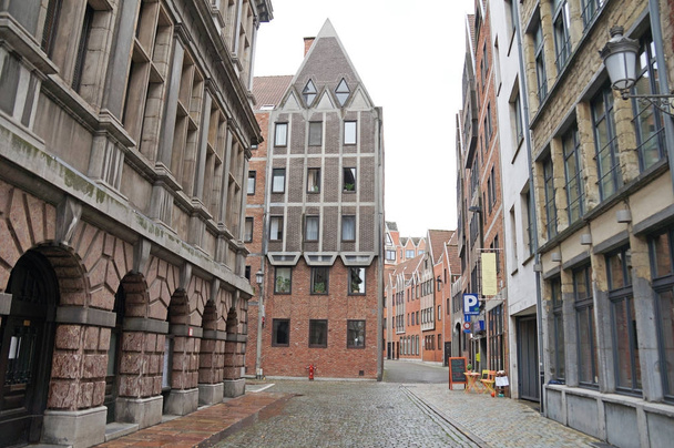 Una pintoresca calle en la parte histórica de Amberes
 - Foto, imagen