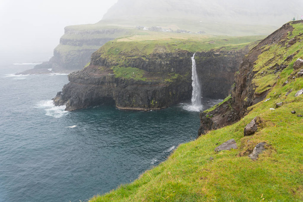 Cachoeira de Gasadalur na Ilha Vagar nas ilhas Faroé
 - Foto, Imagem