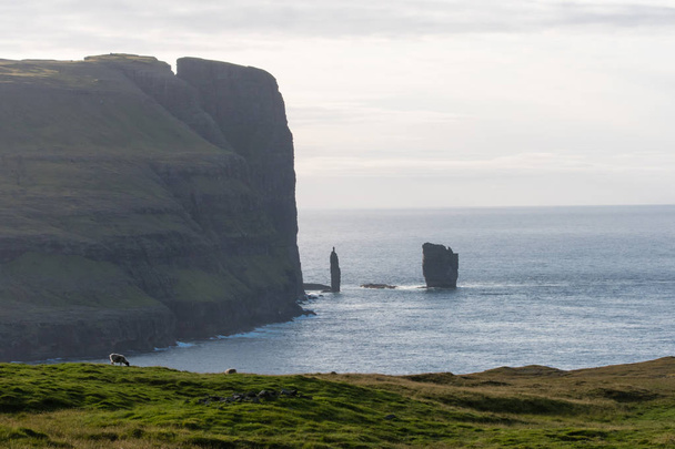 Risin e Kellingin, o gigante e a bruxa, ilha Eystruroy, F
 - Foto, Imagem