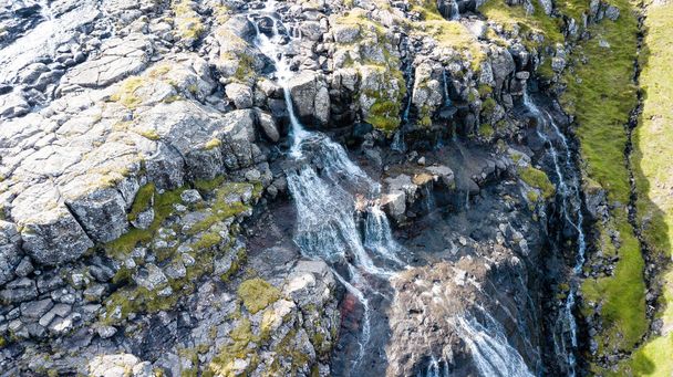 hegyeken, vízeséseken, a Feröer-szigetek - Fotó, kép