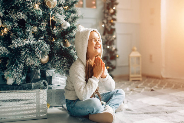 Christmas. Small girl asking santa for the gifts on christmas - Foto, Imagen