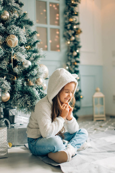 Christmas. Small girl asking santa for the gifts on christmas - Foto, Bild
