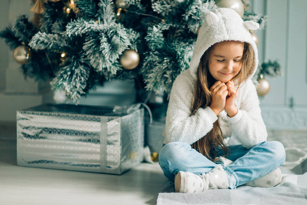 Christmas. Small girl asking santa for the gifts on christmas - Фото, изображение