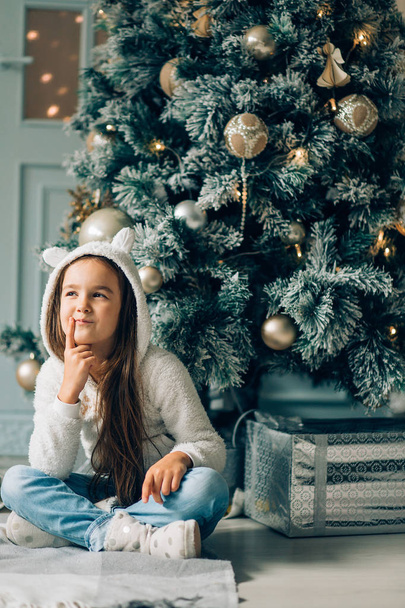 girl on wooden background. Merry Christmas and Happy Holiday concept - Foto, afbeelding