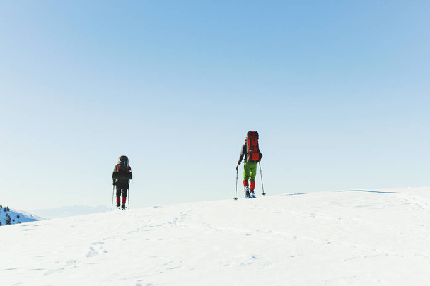 Zimní túry v horách, dva muži se chodit po sněhu - Fotografie, Obrázek