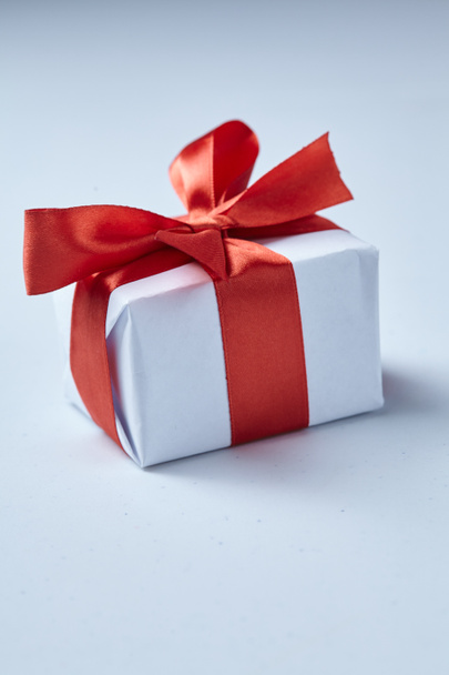 cadeau blanc avec ruban rouge, concept vacances
  - Photo, image