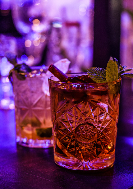крупным планом фото вкусных алкогольных напитков с мятными листьями на столе
 - Фото, изображение