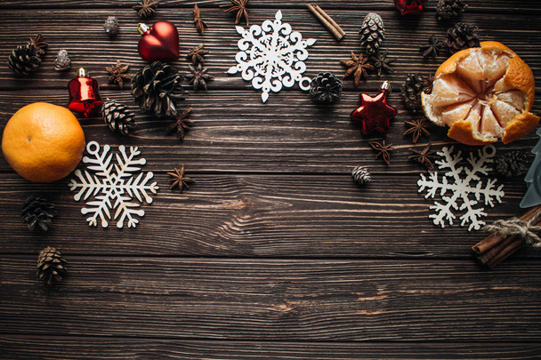 木製テーブルの上のクリスマスの装飾と新鮮なオレンジのクローズ アップ - 写真・画像