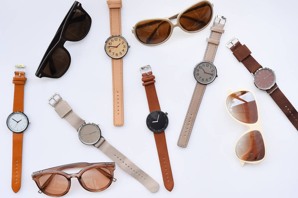 Nowoczesne modne okulary przeciwsłoneczne i zestaw wielobarwny zegarek na białym tle - Zdjęcie, obraz
