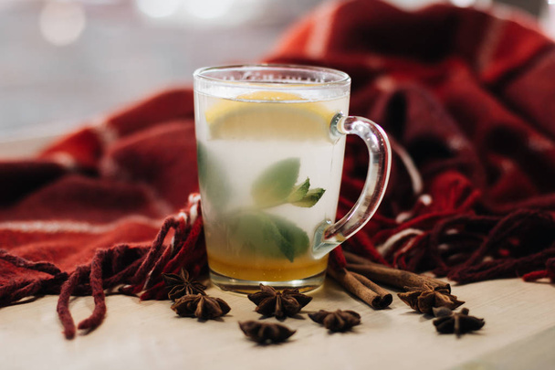 foto de primer plano de delicioso té caliente con especias y hierbas en la mesa de madera
 - Foto, imagen