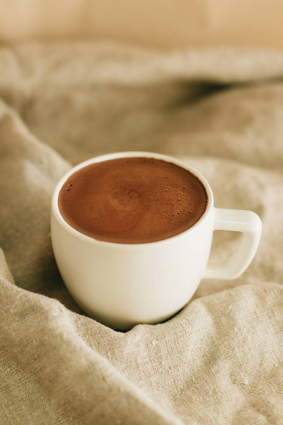 крупним планом фото білої чашки з чорною кавою на серветках
 - Фото, зображення