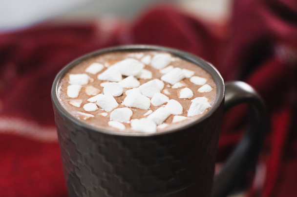 yakın çekim fotoğraf ile tatlı sıcak kakao Marshmallows ile siyah Kupası  - Fotoğraf, Görsel